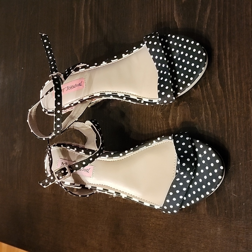 Betsey Johnson black and white pump w/rainbow colored espadrille size 10